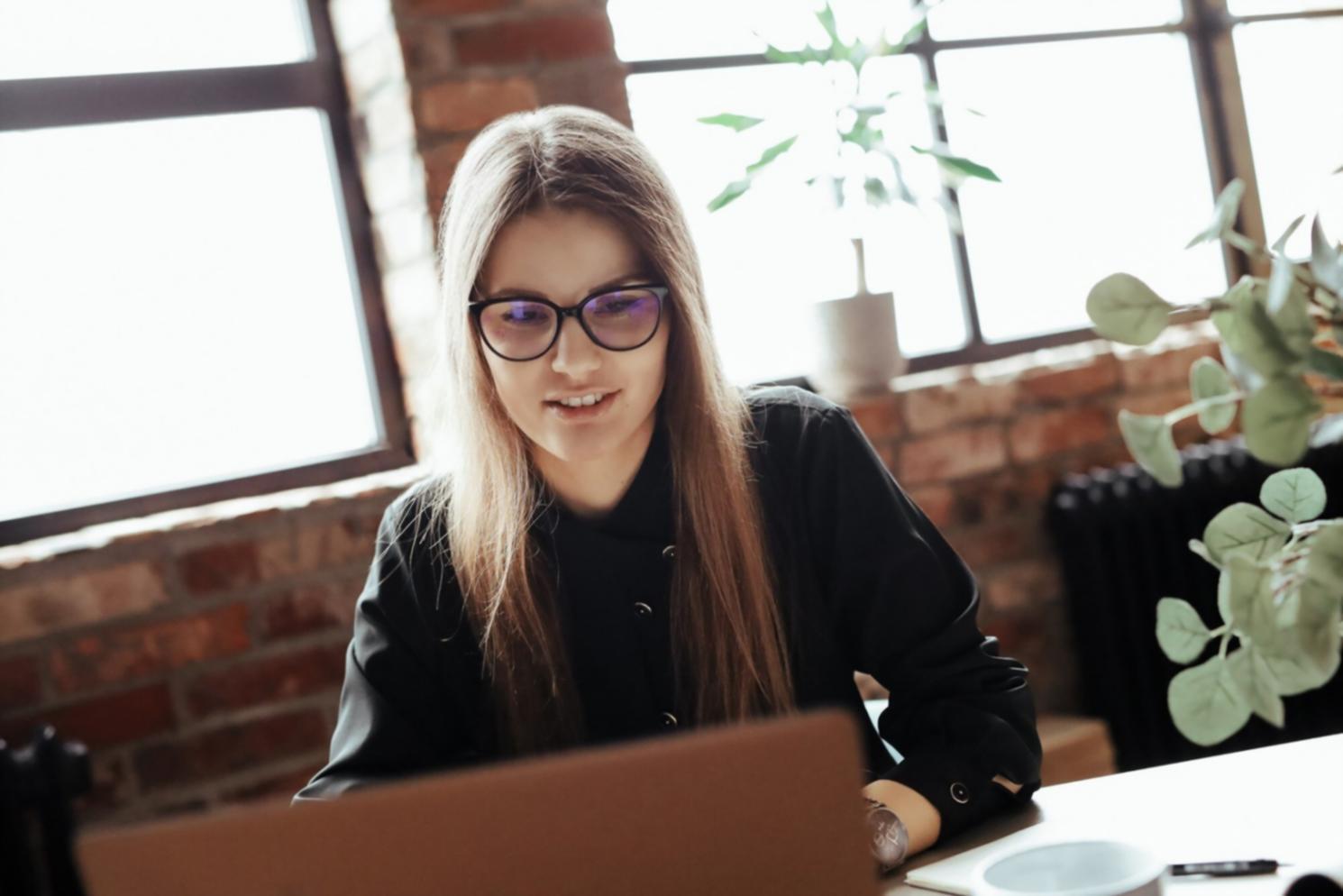 Profesional analizando datos financieros en oficina moderna