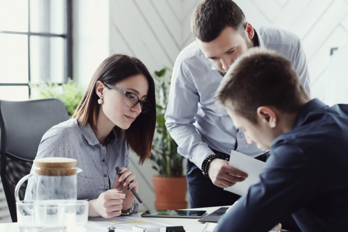 Grupo de estudiantes participando en sesión de formación financiera práctica