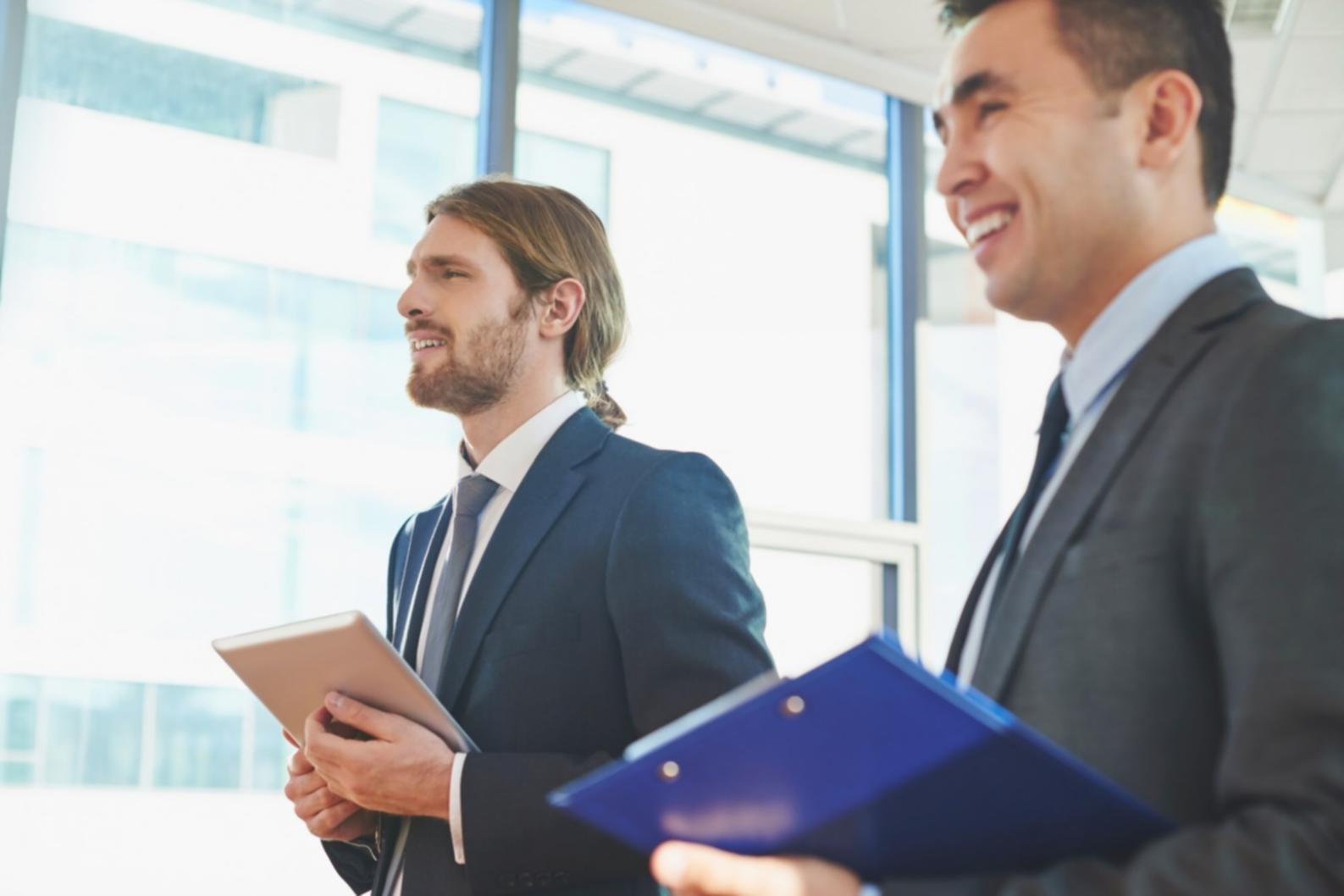 Profesionales analizando datos financieros en sala de juntas moderna